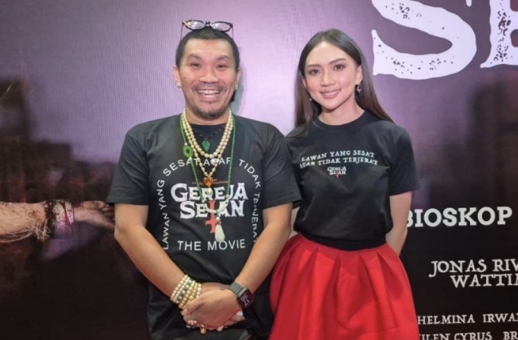 Mongol Stres dan Para Pemain Film 'Gereja Setan'. (ist)