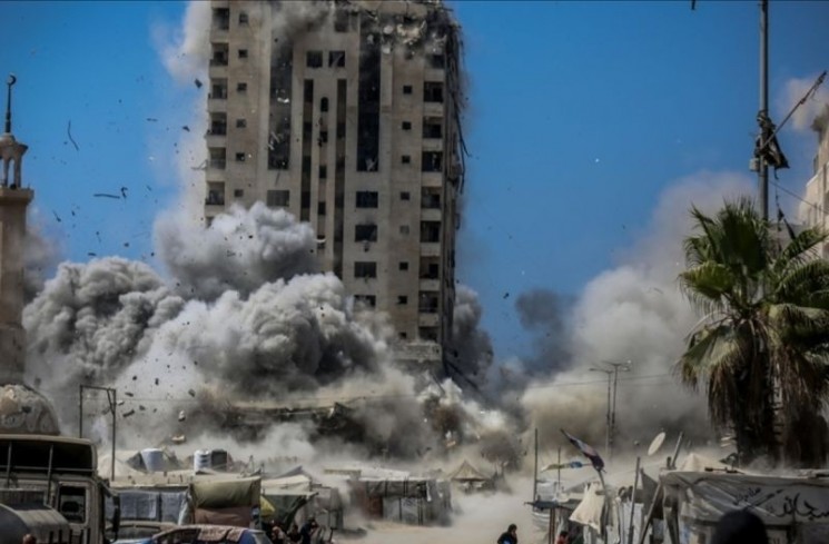 Ilustrasi pemboman Israel terhadap Menara Mushtaha di Jalur Gaza. /ANTARA/Anadolu/py
