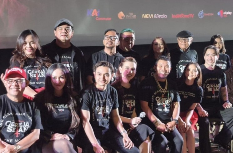 Mongol Stres dan Para Pemain Film 'Gereja Setan'. (ist)