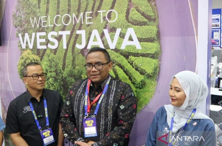 Dari kiri ke kanan, Kepala Dinas Pariwisata dan Kebudayaan Provinsi Jawa Barat Iendra Sofyan, Wakil Duta Besar RI untuk Malaysia Danang Warsito, dan Head of Tourism Marketing for Malaysia, Indochina and Brunei Darussalam dari Kementerian Pariwisata RI Riska Inki Fitria, di gerai destinasi wisata Jawa Barat, pada ajang pameran agen perjalanan berskala internasional MATTA Fair 2025, di Kuala Lumpur, Malaysia, Sabtu (6/9/2025). (ANTARA/Rangga Pandu Asmara Jingga)
