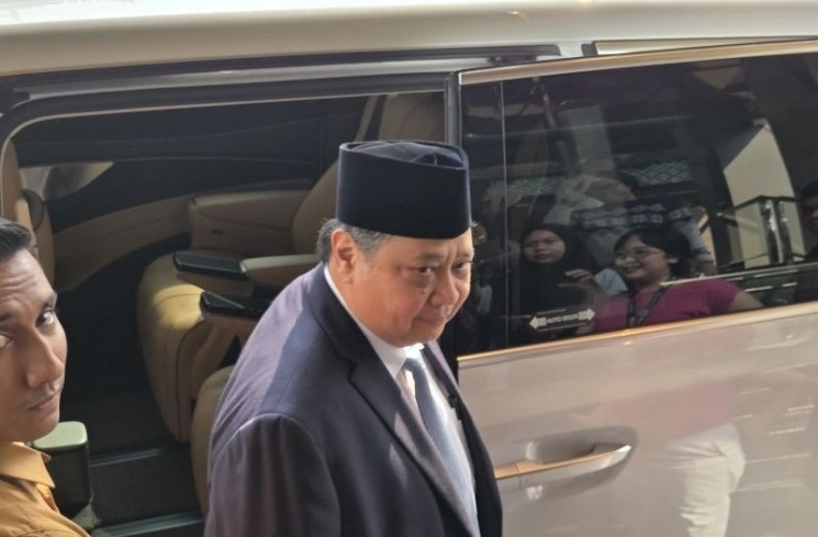 Menteri Koordinator Bidang Perekonomian Airlangga Hartarto saat bersiap menuju Istana Presiden, Jakarta, Senin (8/9/2025) (ANTARA/Bayu Saputra)
