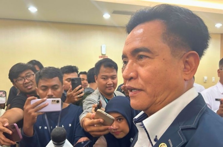 Menteri Koordinator Hukum, HAM, Imigrasi, dan Pemasyarakatan (Menko Kumham Imipas) Yusril Ihza Mahendra saat ditemui di Jakarta, Senin (8/9/2025). ANTARA/Agatha Olivia Victoria.
