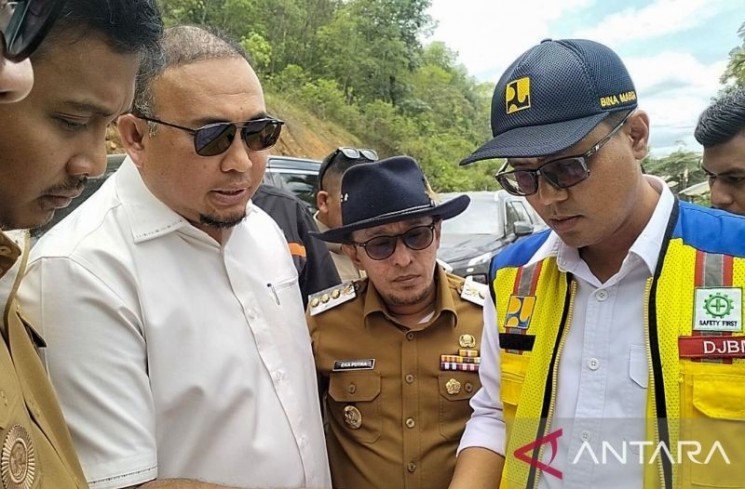 Anggota DPR RI asal Sumbar Ade Rosiade bersama Bupati Tanah Datar meninjau rencana perbaikan jalan Sitangkai-Payakumbuh di Kabupaten Tanah Datar, Senin (8/9/2025). ANTARA/Muhammad Zulfikar
