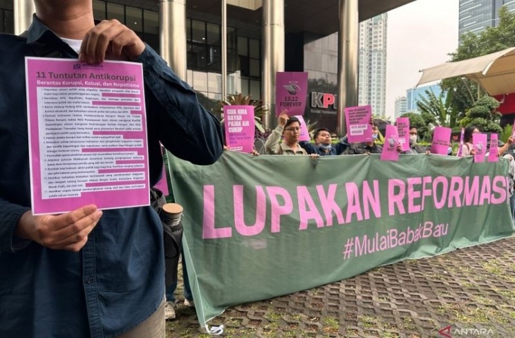 Seorang peneliti ICW (kiri) menunjukkan 11 tuntutan antikorupsi berantas korupsi, kolusi, dan nepotisme, di Gedung Merah Putih KPK, Jakarta, Selasa (9/9/2025). ANTARA/Rio Feisal
