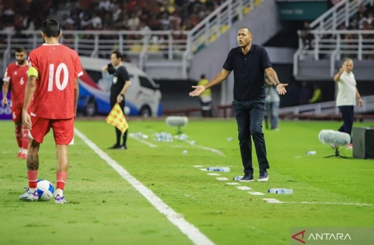 Pelatih Timnas Indonesia Patrick Kluivert (kanan) saat mendampingi tim melawan Lebanon dalam laga FIFA Match Day di Stadion Gelora Bung Tomo (GBT) Surabaya, Senin (8/9/2025) malam. ANTARA/Rizal Hanafi
