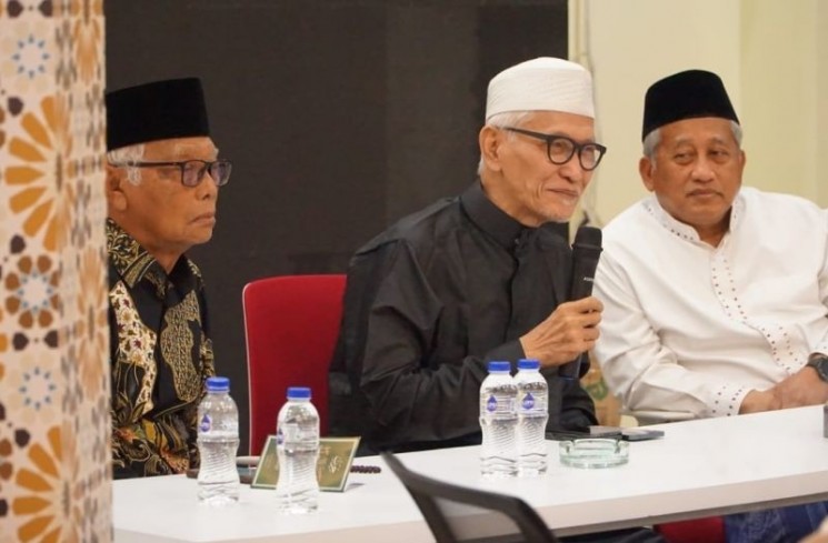 Ketua Tim Koordinasi dan Supervisi Syuriyah PBNU Mohammad Nuh (kanan) saat mendampingi Rais Aam PBNU KH Miftachul Akhyar (tengah). ANTARA/HO-PWNU Jatim
