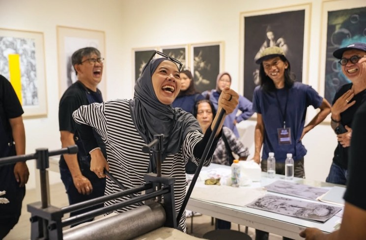 Tawa seniman selama Workshop Ilmu Cetak Litografi bersama DEVFTO Printmaking Institute (Instagram/artjog.id)