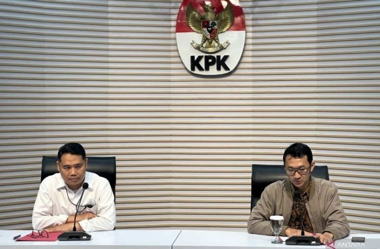 Pelaksana Tugas Deputi Penindakan dan Eksekusi Komisi Pemberantasan Korupsi Asep Guntur Rahayu (kiri) bersama Juru Bicara KPK Budi Prasetyo memberikan keterangan di Gedung Merah Putih KPK, Jakarta, Selasa (9/9/2025). ANTARA/Rio Feisal
