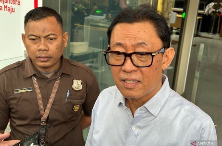 Mantan Ketua Badan Anggaran DPR RI tahun 2015 Ahmadi Noor Supit (kanan) saat memberikan keterangan setelah memenuhi panggilan Komisi Pemberantasan Korupsi sebagai saksi, di Gedung Merah Putih KPK, Jakarta, Selasa (9/9/2025). ANTARA/Rio Feisal
