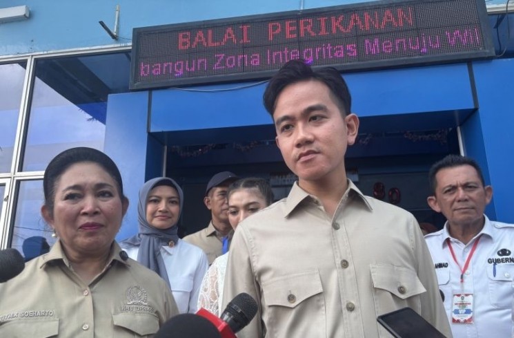 Wakil Presiden Gibran Rakabuming Raka memberikan keterangan usai melakukan panen budi daya lobster di Balai Perikanan Budi Daya Laut di Batam, Kepulauan Riau, Rabu (10/9/2025). ANTARA/Mentari Dwi Gayati
