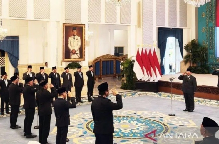 Presiden Prabowo Subianto (kanan) saat melantik lima menteri baru di Kabinet Merah Putih, bertempat di Istana Negara, Jakarta, Senin (8/9/2025). ANTARA/Andi Firdaus/aa.
