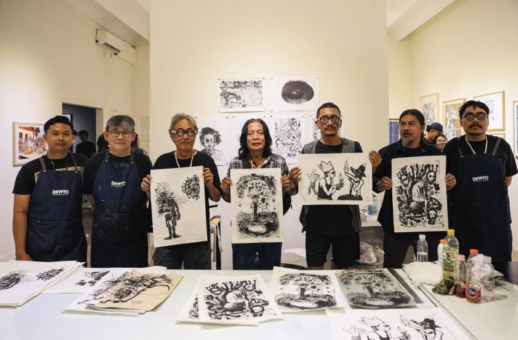 Dewa Made Johana, Devy Ferdianto, dan I Gusti Ngurah Agung Pramana Wibawa (DEVFTO) bersama seniman (Instagram/artjog.id)