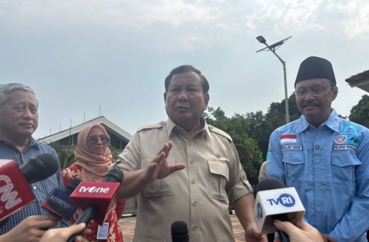 Presiden Prabowo Subianto memberi keterangan di Sekolah Rakyat Menengah Atas (SRMA) 10 Margaguna, Jakarta Selatan, Kamis (11/9/2025). ANTARA/Mentari Dwi Gayati.
