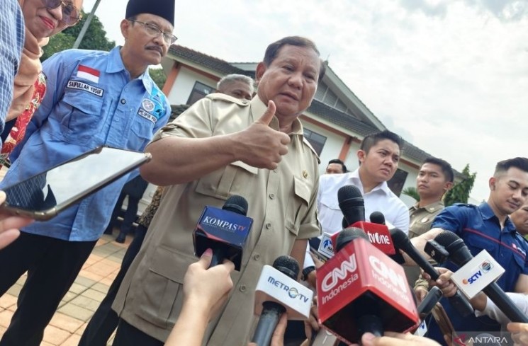 Presiden Prabowo Subianto didampingi Menteri Sosial Saifullah Yusuf dan Sekretaris Kabinet Teddy Indra Wijaya memberikan keterangan kepada para pewarta terkait kunjungan mereka di Sekolah Rakyat Menengah Atas (SRMA) 10 Margaguna, Jakarta, Kamis (11/9/2025). ANTARA/M Riezko Bima Elko Prasetyo
