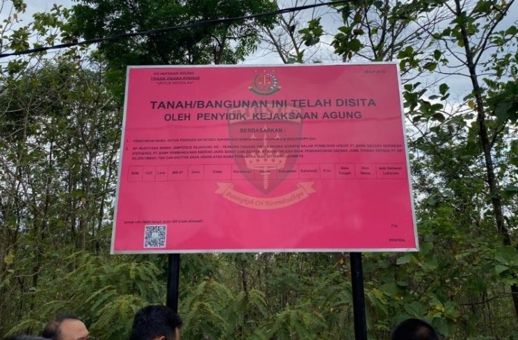 Penyidik pada Jaksa Agung Muda Bidang Tindak Pidana Khusus (Jampidsus) menyita aset tanah milik tersangka kasus dugaan korupsi pemberian kredit oleh Bank BJB, Bank DKI, Bank Jateng kepada PT Sritex Tbk dan entitas anak usaha, Iwan Setiawan Lukminto (ISL) di Kabupaten Sukoharjo, Jawa Tengah, Rabu (10/9/2025). (ANTARA/HO-Kejaksaan Agung RI)
