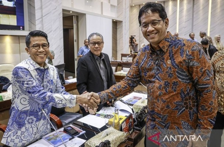 Menteri Keuangan Purbaya Yudhi Sadewa (kanan) berjabat tangan dengan Ketua Komisi XI DPR Mukhamad Misbakhun (kiri) sebelum mengikuti rapat kerja di Kompleks Parlemen, Senayan, Jakarta, Rabu (10/9/2025). ANTARA FOTO/Dhemas Reviyanto/YU/aa.
