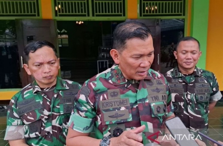 Panglima Kodam (Pangdam) XXI/Radin Inten Mayjen TNI Kristomei Sianturi saat berkunjung ke Kabupaten Rejang Lebong, Provinsi Bengkulu, Jumat, (12/9/2025). ANTARA/Nur Muhamad
