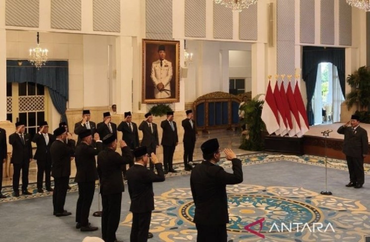 Presiden RI Prabowo Subianto saat melantik lima menteri baru di Kabinet Merah Putih, bertempat di Istana Negara, Jakarta, Senin (8/9/2025). (ANTARA/Andi Firdaus)
