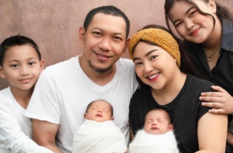 Mpok Alpa dan Adjie (Aji) Darmaji dan anak-anak Mpok Alpa. (ist)