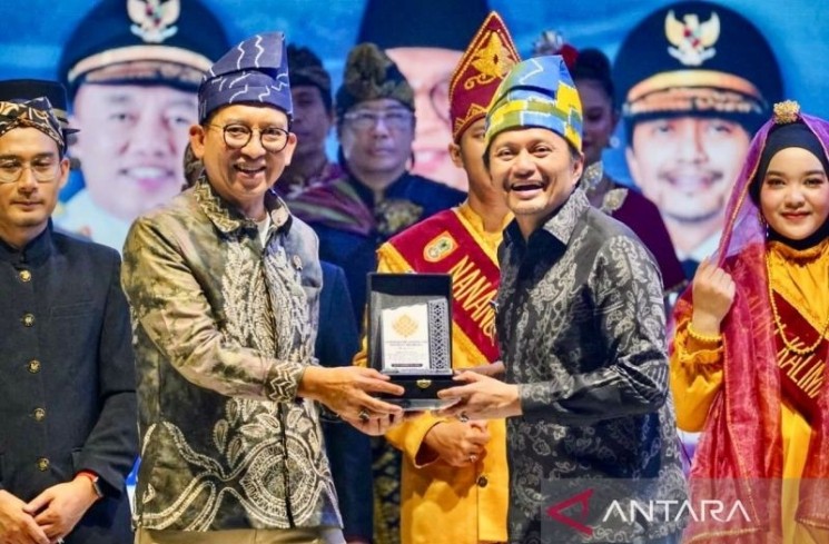 Menteri Kebudayaan Fadli Zon (kiri) dalam gelaran Temu Karya Taman Budaya 2025 di Kalimantan Selatan . ANTARA/ (HO-Kementerian Kebudayaan)
