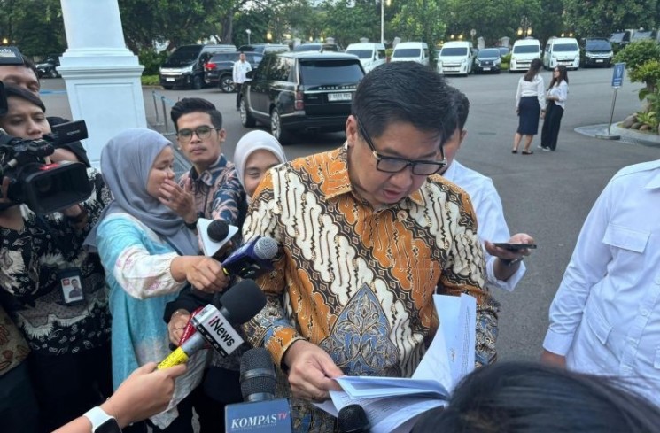 Menteri Perumahan dan Kawasan Permukiman (PKP) Maruarar Sirait memberikan keterangan pada media usai menemui Presiden Prabowo di Istana Kepresidenan, Jakarta, Senin (15/9/2025). (ANTARA/Genta Tenri Mawangi)

