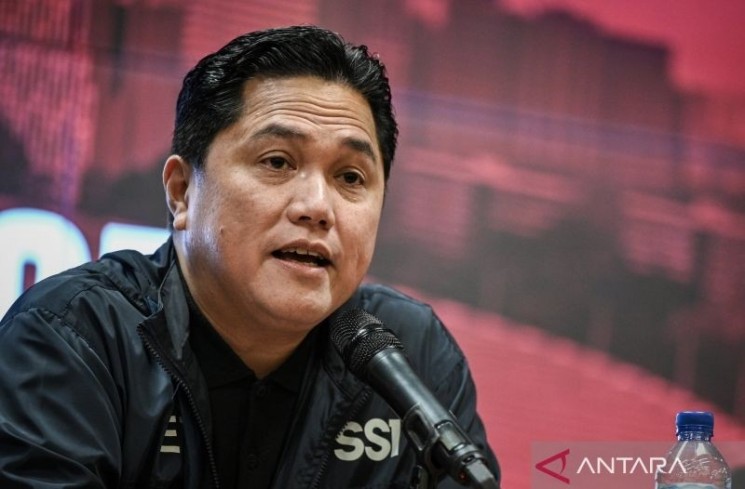 Ketua Umum PSSI Erick Thohir menyampaikan keterangan pers di Jakarta, Selasa (16/9/2025). Keterangan pers tersebut membahas isu terkini tentang sepak bola Indonesia di antaranya formasi baru posisi Komdis PSSI yang dipimpin Umar Husein sekaligus membahas persiapan Timnas Indonesia untuk mengahadapi SEA Games 2025 dan putaran keempat kualifikasi Piala Dunia 2026. ANTARA FOTO/Fauzan/tom.
