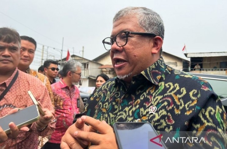 Wakil Menteri Perumahan dan Kawasan Permukiman (Wamen PKP) Fahri Hamzah menjawab pertanyaan awak media di temui seusai pencanangan pra kerja sama dalam Program Pembangunan 3 Juta Rumah di Indonesia di Jakarta, Rabu (17/9/2025). ANTARA/Harianto
