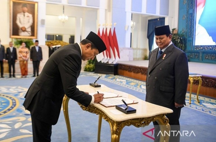 Presiden Prabowo Subianto (kanan) menyaksikan Penasihat Khusus Presiden Bidang Keamanan dan Ketertiban Masyarakat serta Reformasi Kepolisian Ahmad Dofiri (kiri) menandatangani dokumen pada acara pelantikan Menteri dan Wakil Menteri Negara Kabinet Merah Putih Dalam Sisa Masa Jabatan Periode Tahun 2024-2029 di Istana Negara, Jakarta, Rabu (17/9/2025). ANTARA FOTO/Muhammad Adimaja/aa.
