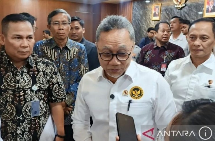 Arsip. Menteri Koordinator (Menko) Bidang Pangan Zulkifli Hasan (Zulhas) ditemui usai rapat tindak lanjut arahan Presiden terkait manipulasi harga beras dan beras oplosan di Jakarta, Jumat (25/7/2025). Dok ANTARA
