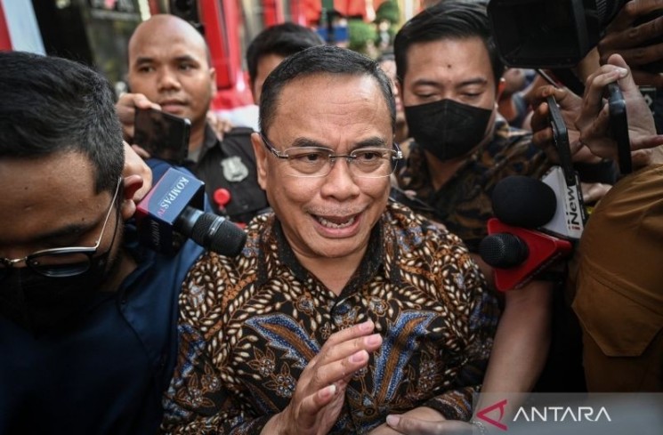 Bupati Pati Sudewo (tengah) berjalan keluar usai menjalani pemeriksaan di Gedung Merah Putih KPK, Jakarta, Rabu (27/8/2025). ANTARA FOTO/Fauzan/nz
