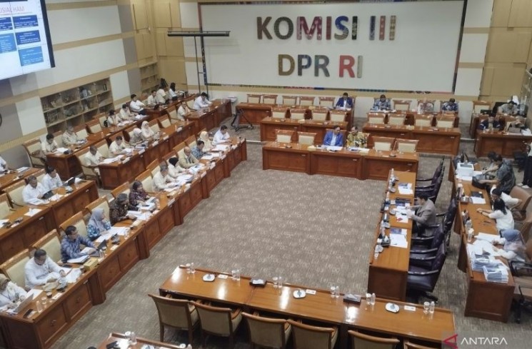 Wakil Ketua Komisi III DPR RI Dede Indra Permana saat memimpin rapat di kompleks parlemen, Jakarta, Senin (22/9/2025). (ANTARA/Bagus Ahmad Rizaldi)
