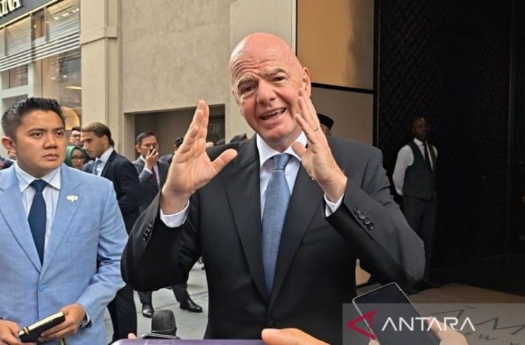 Presiden Federasi Sepak Bola Internasional (FIFA) Gianni Infantino saat menyampaikan keterangan seusai menemui Presiden Prabowo Subianto di New York, Amerika Serikat, Rabu (24/9/2025). (ANTARA/Fathur Rochman)
