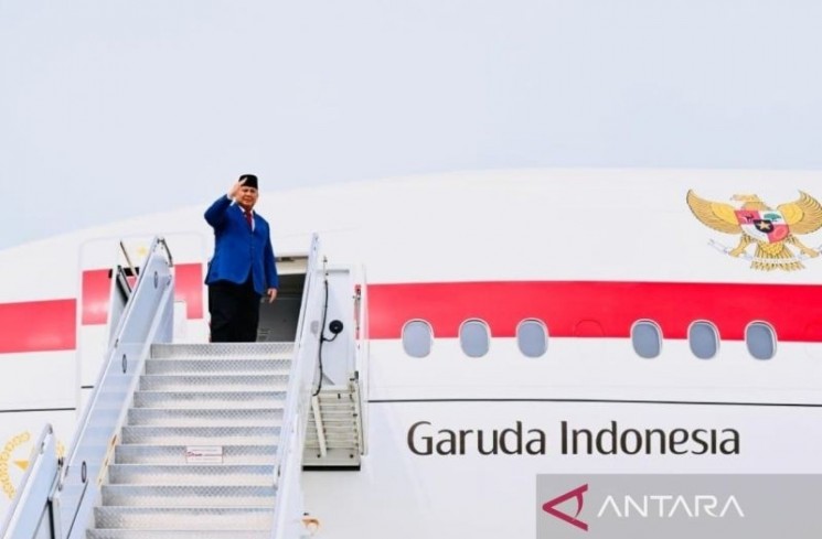 Presiden RI Prabowo Subianto melambaikan tangan di depan pintu pesawat saat akan bertolak dari New York, Amerika Serikat menuju Ottawa, Kanada melalui Bandara Internasional Jhon F. Kennedy, New York, Amerika Serikat, Rabu (24/9/2025). (ANTARA/HO-Biro Pers Sekretariat Presiden)
