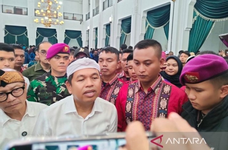 Gubernur Jawa Barat Dedi Mulyadi memberikan keterangan di Bandung. (ANTARA/Ricky Prayoga)
