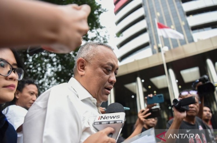 Mantan Bendahara Umum Asosiasi Muslim Penyelenggara Haji dan Umrah Republik Indonesia (Amphuri) Muhammad Tauhid Hamdi (tengah) berjalan usai menjalani pemeriksaan di Gedung Merah Putih KPK, Jakarta, Jumat (19/9/2025). Muhammad Tauhid Hamdi diperiksa sebagai saksi dalam kasus dugaan korupsi dalam penentuan kuota haji untuk penyelenggaraan ibadah haji di Kementerian Agama tahun 2023-2024. ANTARA FOTO/Indrianto Eko Suwarso/YU
