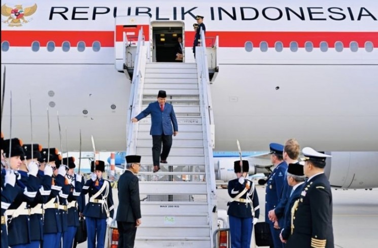 Presiden RI Prabowo Subianto tiba di Bandar Udara Internasional Schipol, Amsterdam, Belanda, Kamis (25/9/2025), untuk menemui Raja Belanda Willem-Alexander di Istana Huis ten Bosch dalam rangka mempererat hubungan bilateral serta memperluas peluang kerja sama strategis antara kedua negara. (ANTARA/HO-Sekretariat Presiden)
