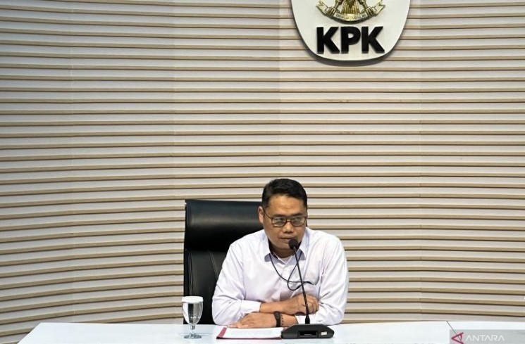 Pelaksana Tugas Deputi Penindakan dan Eksekusi Komisi Pemberantasan Korupsi Asep Guntur Rahayu memberikan keterangan di Gedung Merah Putih KPK, Jakarta, Kamis (25/9/2025). ANTARA/Rio Feisal.
