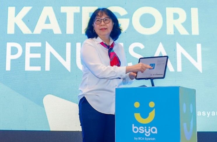 Direktur BCA Syariah Ina Widjaja. memamerkan BSya by BCA, Aplikasi yang Menyatukan Finansial dan Spiritual. (Foto: Dok. BCA Syariah)