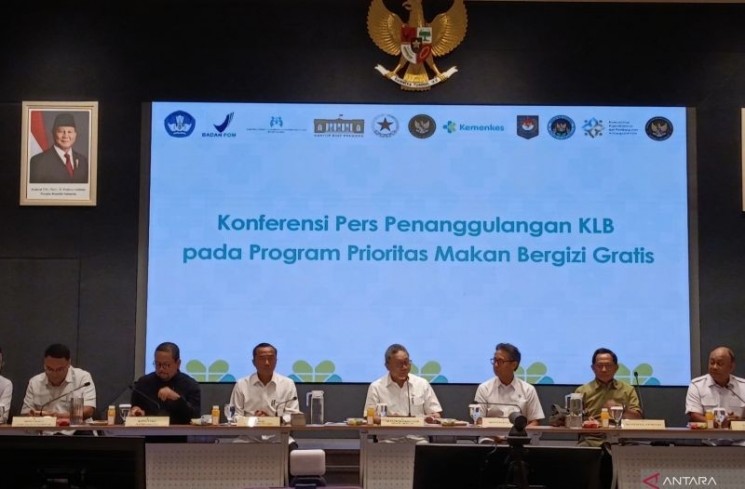 Menteri Koordinator bidang Pangan Zulkifli Hasan (tengah) menyampaikan keterangan konferensi pers terkait hasil rapat koordinasi program Makan Bergizi Gratis (MBG) di Gedung Kementerian Kesehatan RI, Jakarta, Minggu (28/9/2025). Rakor dihadiri Menteri Sekretaris Negara Prasetyo Hadi, Menteri Kesehatan Budi Gunadi Sadikin, Kepala Badan Gizi Nasional Dadan Hindayana, Menteri Dalam Negeri Tito Karnavian, Kepala Staf Kepresidenan Muhammad Qodari, dan Kepala Badan Komunikasi Pemerintah Angga Raka Prabowo. ANTARA/Tri Meilani Ameliya.
