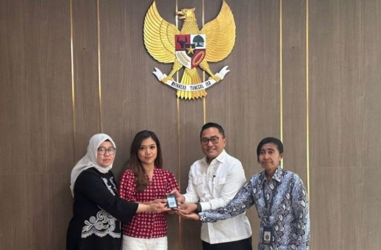 Wartawan CNN Indonesia Diana Valencia (tengah) menerima kembali kartu identitas (ID) liputan Istana usai pertemuan dengan Biro Pers Sekretariat Presiden dan CNN Indonesia di Kompleks Istana Kepresidenan Jakarta, Senin (29/9/2025). (ANTARA/Dokumentasi Pribadi)
