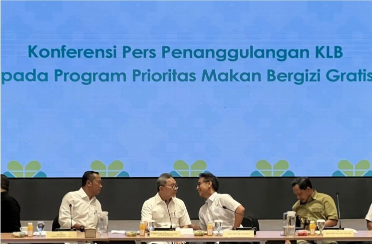 Menteri Koordinator bidang Pangan Zulkifli Hasan (tengah kiri) bersama Menteri Sekretaris Negara (Mensesneg) Prasetyo Hadi (kiri), Menteri Kesehatan Budi Gunadi Sadikin (tengah kanan), dan Menteri Dalam Negeri (Mendagri) Tito Karnavian (kanan) dalam Konferensi Pers Penanggulangan Kejadian Luar Biasa (KLB) pada Program Prioritas Makanan Bergizi Gratis (MBG) di Kantor Kementerian Kesehatan, Jakarta, Minggu (28/9/2025). (ANTARA/Putu Indah Savitri)
