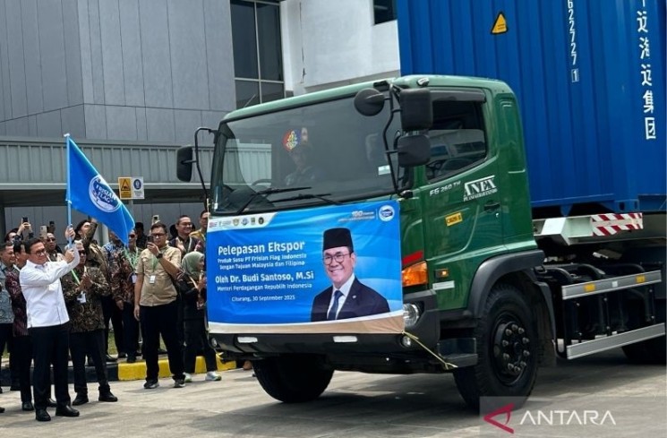 Menteri Perdagangan (Mendag) Budi Santoso melepas ekspor produk susu senilai Rp1,7 miliar ke Malaysia dan Filipina di Cikarang, Jawa Barat, Selasa (30/9/2025). (ANTARA/Maria Cicilia Galuh)

