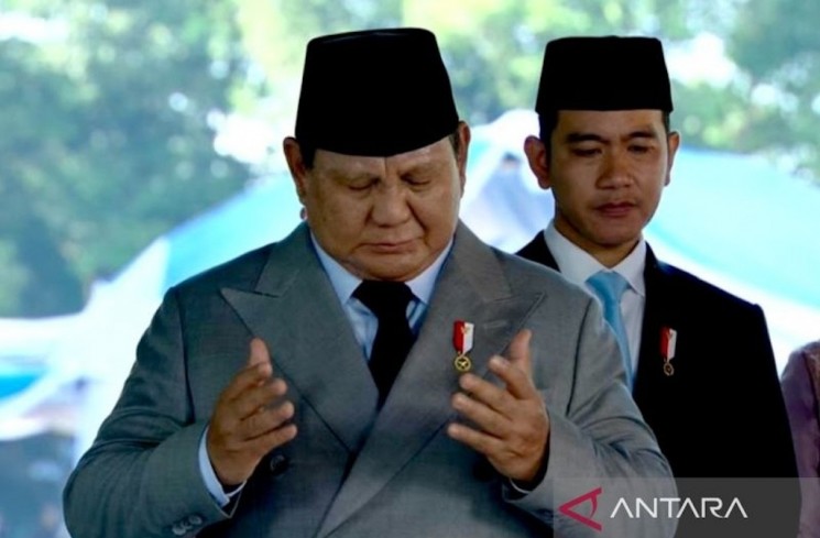 Presiden Prabowo Subianto memanjatkan doa untuk para Pahlawan Revolusi saat Presiden meninjau sumur maut tempat dibuangnya beberapa pahlawan yang gugur saat 30 September 1965. ANTARA/HO-BPMI Sekretariat Presiden.
