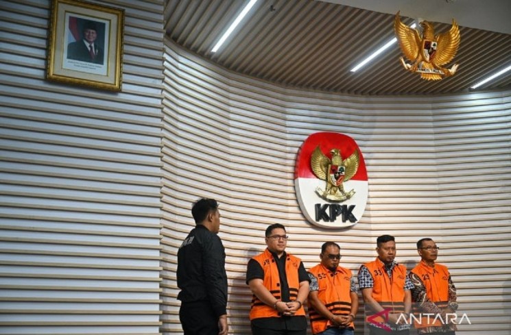 Anggota DPRD Jawa Timur Hasanuddin (kedua kanan), mantan Kepala Desa di Kabupaten Tulungagung Sukar (kanan), pihak swasta dari Kabupaten Blitar Jodi Pradana Putra (keempat kanan), dan pihak swasta dari Tulungagung Wawan Kristiawan (ketiga kanan) memakai rompi tahanan usai menjalani pemeriksaan di Gedung Merah Putih KPK, Jakarta, Kamis (2/10/2025). KPK menahan empat tersangka kasus dugaan korupsi dalam pengurusan dana hibah untuk kelompok masyarakat di Provinsi Jawa Timur tahun anggaran 2019-2022. (ANTARA FOTO/Fauzan)
