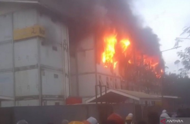 Gedung HPK Satu Tower 14 IKN di Desa Bumi Harapan, Kecamatan Sepaku, Kabupaten Penajam Paser Utara, Provinsi Kalimantan Timur, terbakar pada Jumat (1/10/2025) ANTARA/HO- dokumen pribadi
