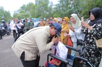 Momen Haru: Presiden Prabowo Turun dari Mobil dan Cium Siswa SLB Pangkalpinang