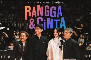 Bukan Sekadar Nostalgia: Ini 3 Alasan Setting Film 'Rangga & Cinta' Tetap di Tahun 2000-an