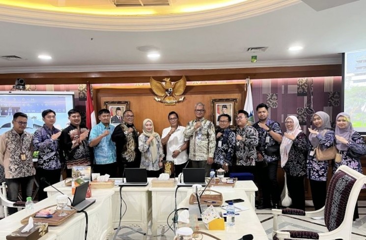 Jajaran Dinas Sosial Provinsi Kalimantan Selatan (Dinsos Kalsel) usai berdialog dengan Kementerian Sosial (Kemensos) RI terkait optimalisasi program penyaluran bantuan sosial kepada penerima manfaat di Jakarta, Rabu (8/10/2025). ANTARA/HO-Dinsos Kalsel

