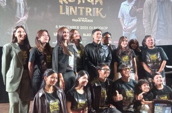 Ngeri! Atiqah Hasiholan jadi Dukun Cantik dan Seksi di Film 'Sosok Ketiga: Lintrik'