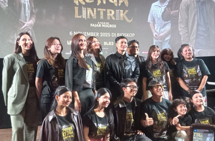 Atiqah Hasiholan dan pemain film lainnya. (ist)